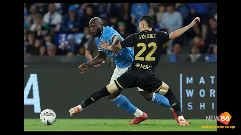 Cầu thủ Napoli dùng kỹ thuật vượt qua cầu thủ Genoa trên sân